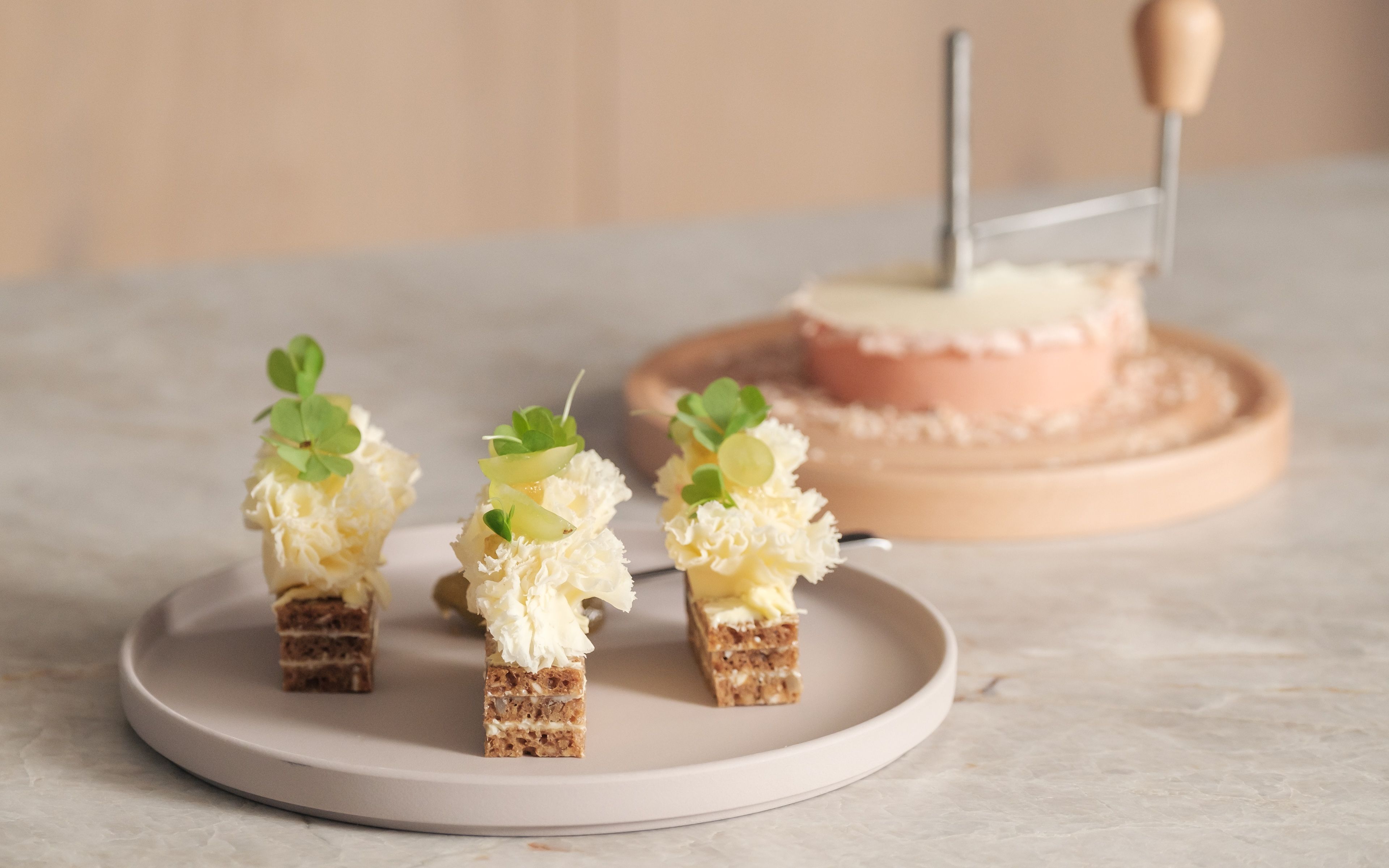 Schwarzbrot mit Tête de Moine