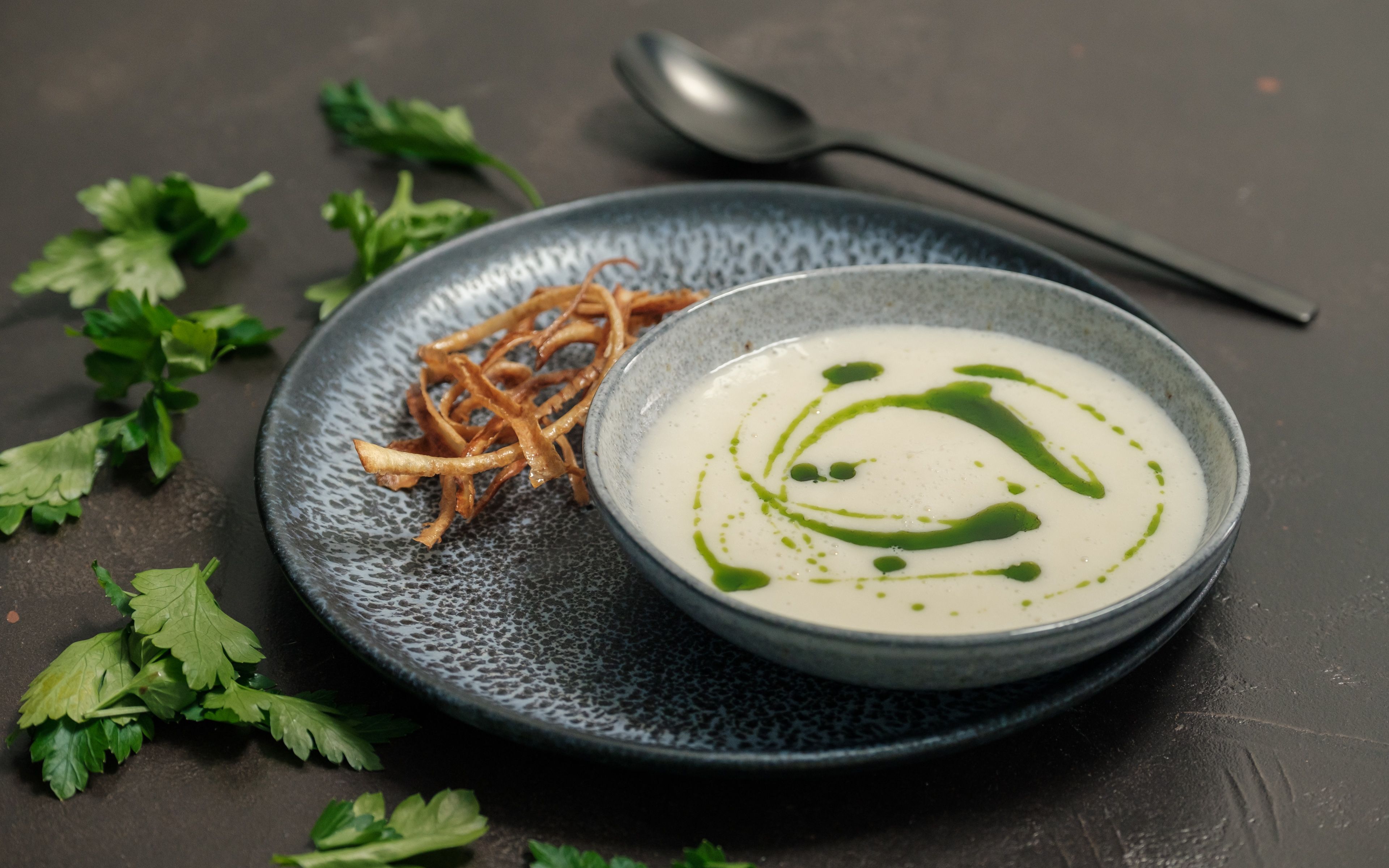 Geschäumte Petersilienwurzelsuppe