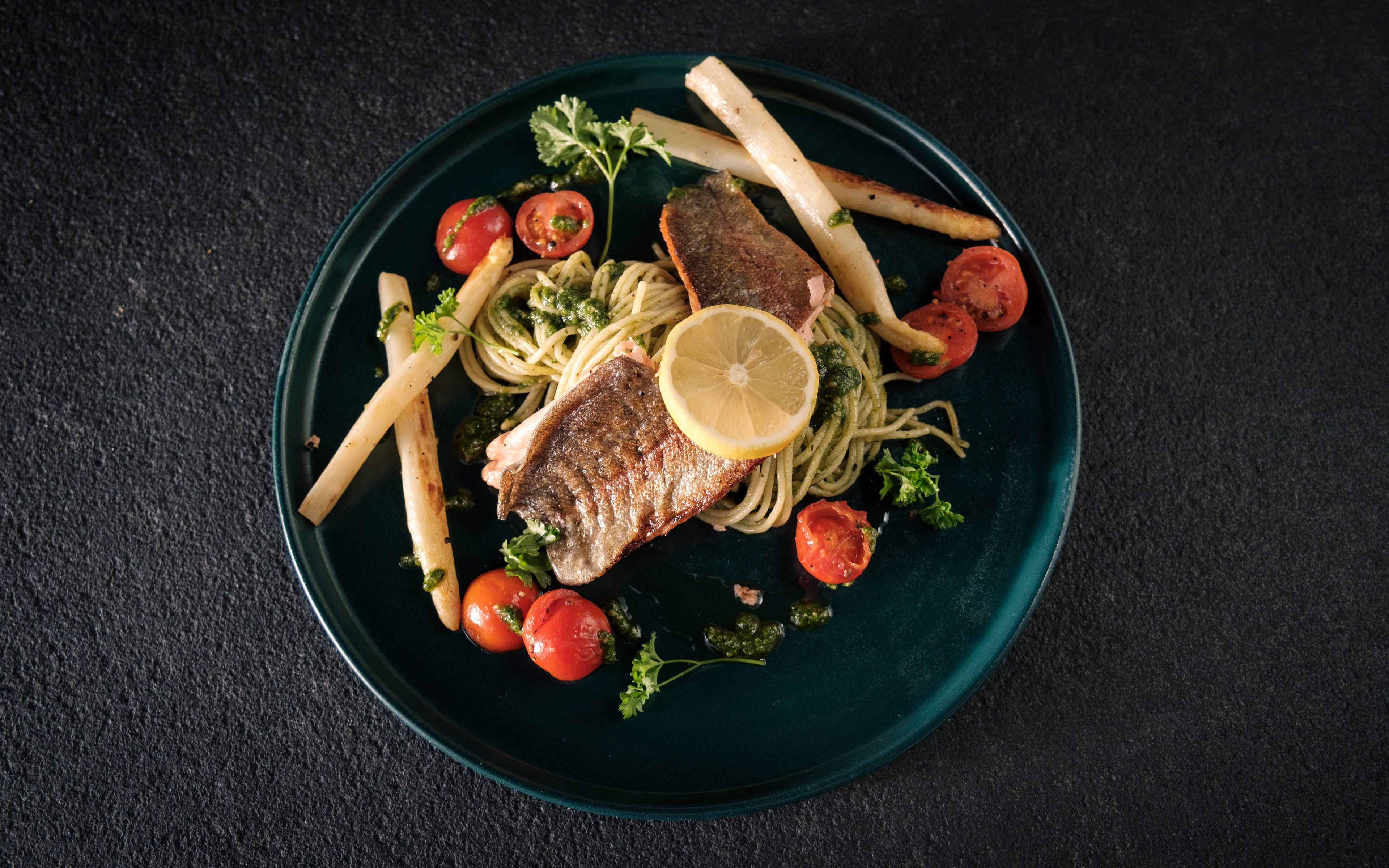Lachsforelle mit weißem Spargel