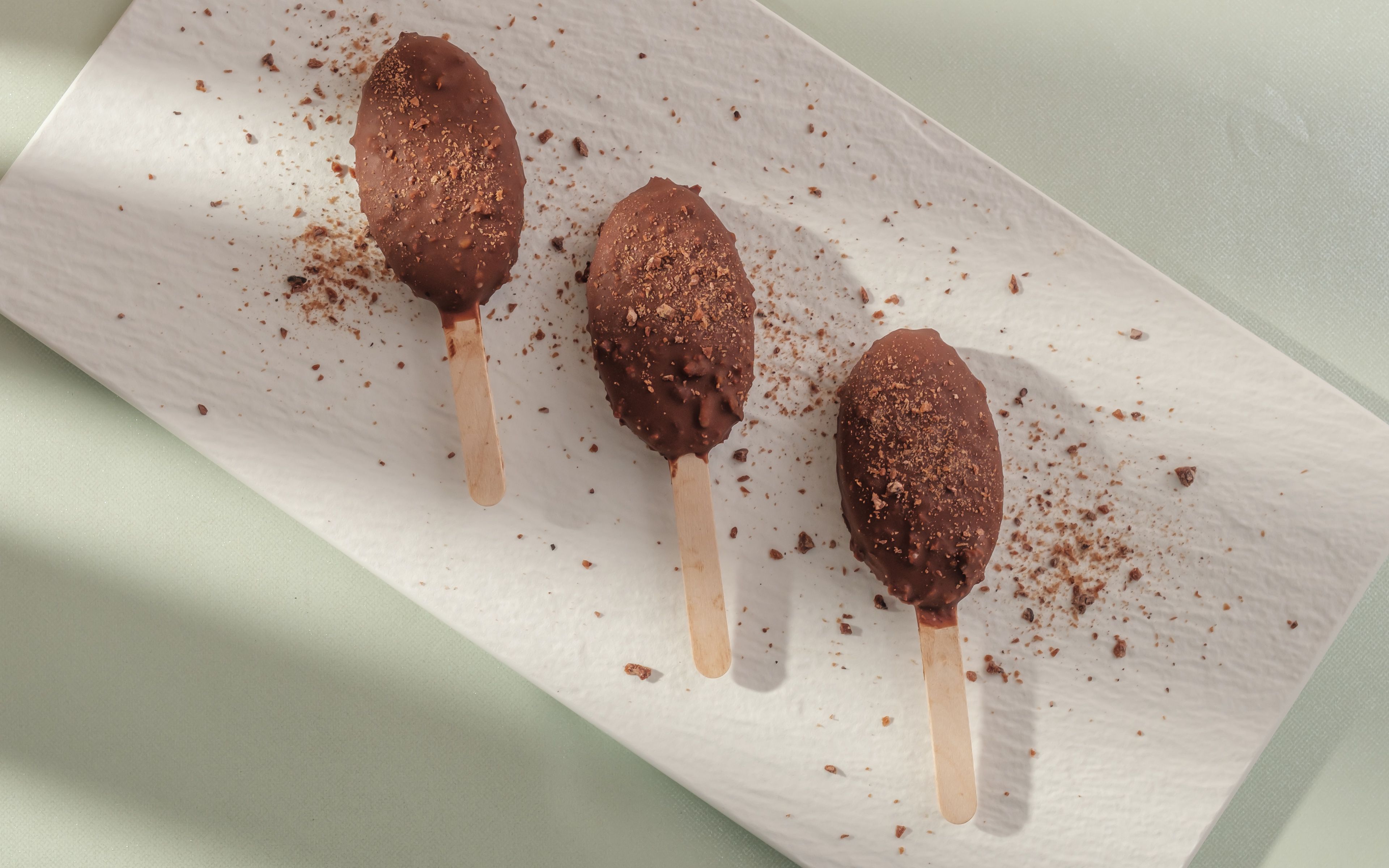 Stieleis mit Schokoüberzug