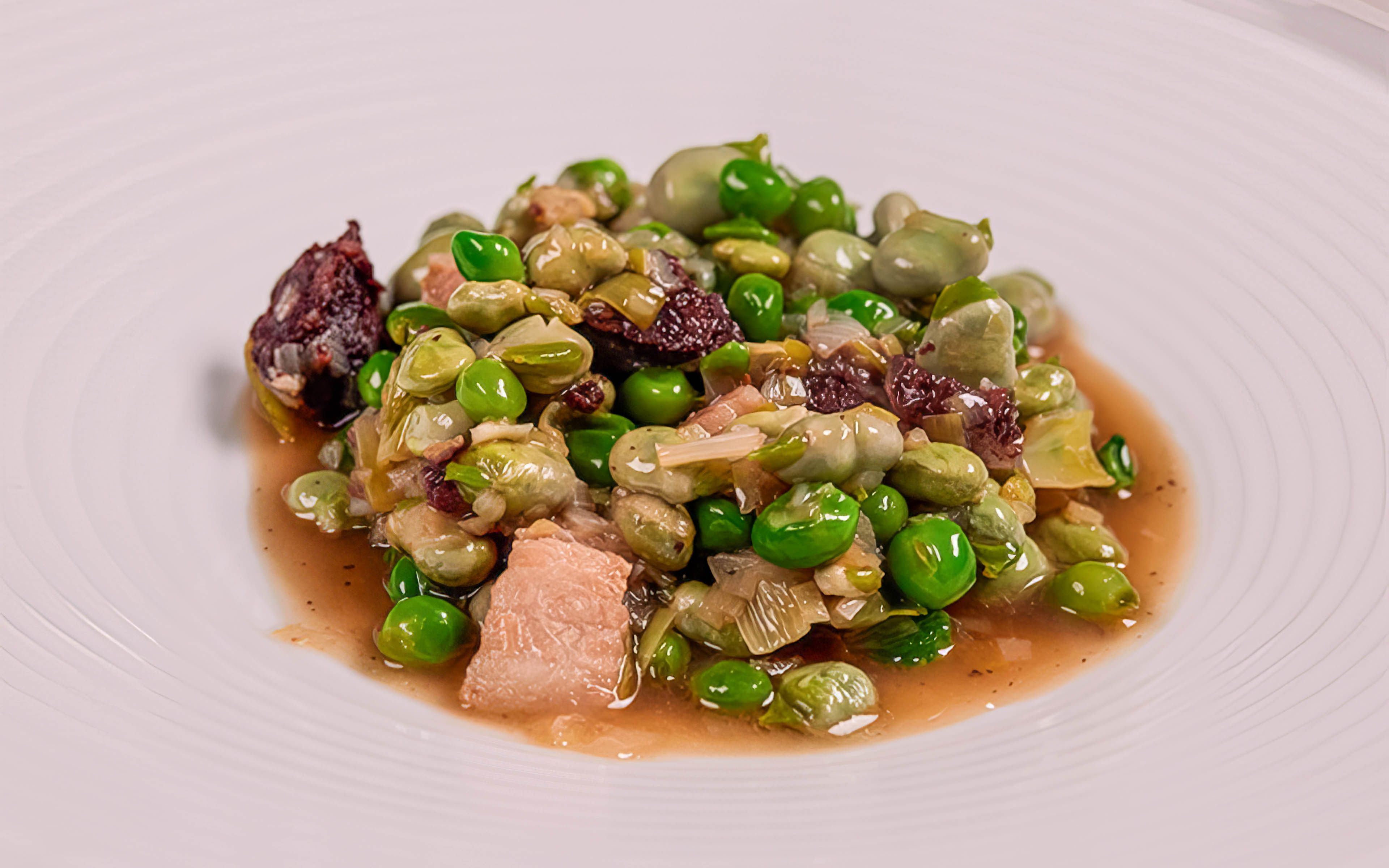Katalanischer Saubohnen-Erbsen-Eintopf