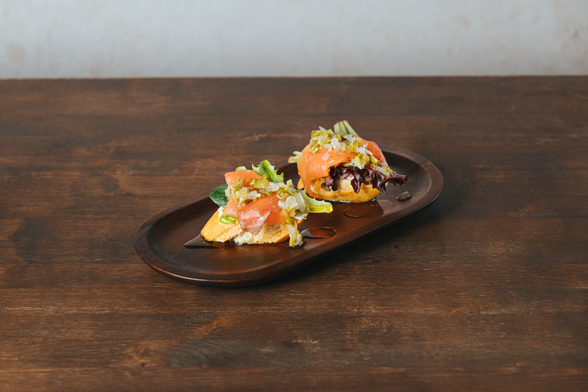 Montadito mit Räucherlachs und Gewürzgurken